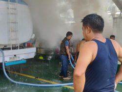 Lantamal IV Evakuasi Kmp Mulia Nusantara Yang Terbakar di Perairan Telaga Punggur