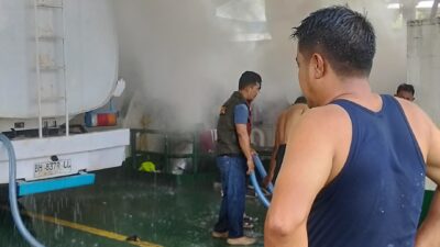 Lantamal IV Evakuasi Kmp Mulia Nusantara Yang Terbakar di Perairan Telaga Punggur