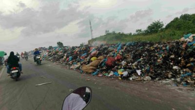 Tumpukan Sampah di Jalan Dapur 12, Warga Keluhkan Bau Busuk