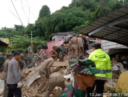 Cepat Tanggap, Polsek Sekupang Evakuasi Korban Longsor di Tiban Baru