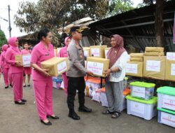 Bhayangkari Peduli Korban Kebakaran, Ny. Cathy Heri Ompusunggu Salurkan Bansos di Perumahan Aspol Polresta Barelang