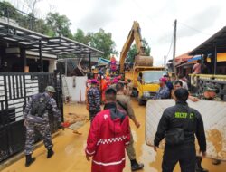 TNI AL Turut Bantu Evakuasi Korban Bencana Longsor di Tiban Koperasi