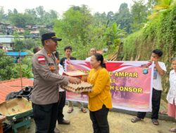 Peduli kepada Masyarakat, Waka Polsek Batu Ampar berikan Tali Asih kepada Warga Seraya Terdampak Musiba Tanah Longsong