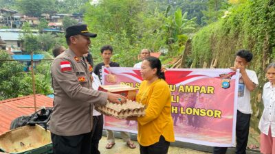 Peduli kepada Masyarakat, Waka Polsek Batu Ampar berikan Tali Asih kepada Warga Seraya Terdampak Musiba Tanah Longsong